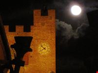 Luna piena su Palazzo Pretorio nel borgo medievale di Certaldo Alto (Firenze)