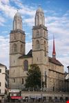 La chiesa Grossmünster sulla riva sinistra di Zurigo