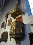 pulpito e crocifisso ligneo sulla parete laterale
