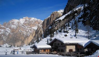 rifugio scotoni lungo la pista armentarola badia rifugio scotoni lungo la pista armentarola badia