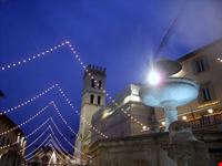 piazza centrale di sera assisi