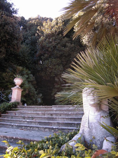 La scalinata delle sfingi che immette nel bosco