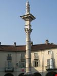 Il Borgo di Venaria, la statua della piazza principale