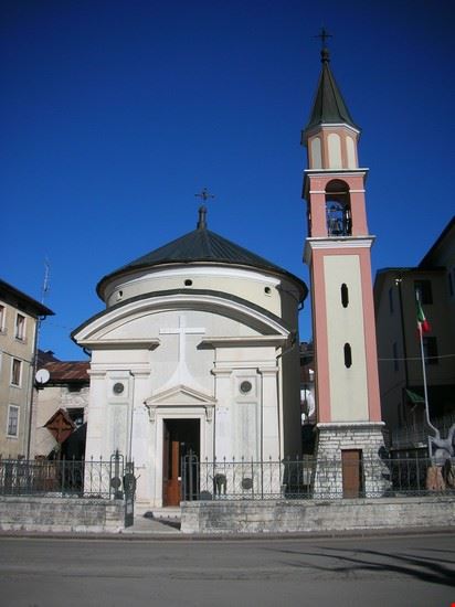  di fronte al municipio di Gallio, non è la chiesa principale  