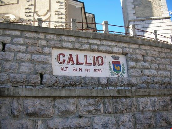 Gallio la targa ai piedi della chiesa parrocchiale con indicata l'altitudine di Gallio  