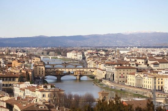In barca sull'Arno Vista sui numerosi ponti che attraversano l'Arno da Piazzale Michelangelo.  