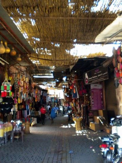 da Marrakech all'Oasi di Fint il souq di Marrakech, pieno di colori, di profumi e di rumori fino a tarda sera  
