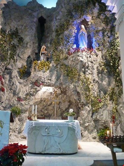  la grotta ricostruita all'interno della chiesa  