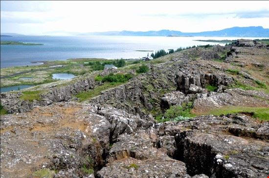 Parco nazionale di Þingvellir Questa immensa valle pianeggiante, non è altro che il cuore del Rift medio-atlantico che sta formando l'isola dell'Islanda, testimoniato dalle numerose fratture e sprofondamenti. La risalita di una porzione astenosferica ha creato un abbassamento del suolo lasciando spazio ad un vastissimo lago. Un posto incantevole alle porte della capitale islandese.  