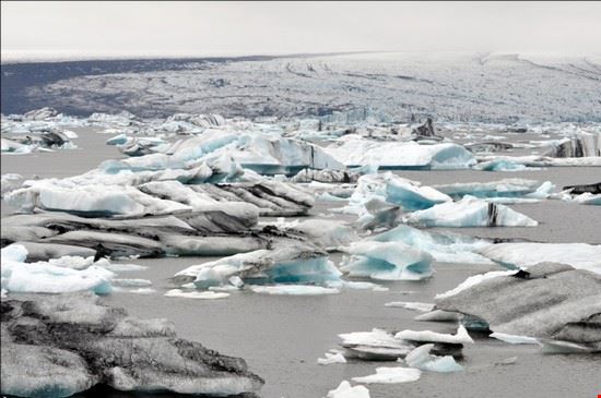 Laguna glaciale di Jokulsarlòn Una fantastica laguna glaciale, dominata da giganteschi iceberg che si formano per scioglimento del più grande ghiacciaio d'Europa, il Vatnajokull. Questo scioglimento è dovuto al contatto tra i ghiacci e l'acqua salata dell'Oceano. Gli enormi blocchi iniziano a galleggiare nell'acqua e solo dopo mesi raggiungono il mare aperto, uscendo dalla laguna, destinati a sciogliersi definitivamente. Un posto veramente magico e inusuale.  