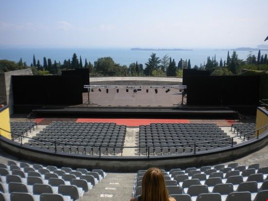  L'affascinante anfiteatro all'interno del Vittoriale degli Italiani, con vista sul lago. All'epoca era stato allestito per il concerto di Lucio Dalla.  