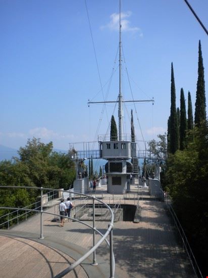  Impressionante è il modo con cui è stato esposto questo ariete torpedine. Utilizzato per le guerre navali della prima guerra mondiale, D'Annunzio lo ebbe in dono, e lo espose simbolicamente con prua verso l'Adriatico.  
