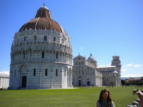 Pisa è tutta in Piazza dei Miracoli Appena si entra in piazza dei Miracoli, attraversando l'arco d'entrata, la prima vista è veramente eccezionale.  