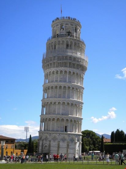Pisa è tutta in Piazza dei Miracoli Quando si vede per la prima volta la Torre di Pisa si pensa: "ma come fa a rimanere in piedi?". Impressionante la pendenza, ma anche incredibili le decorazioni.  