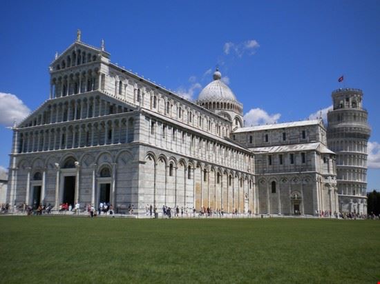 Pisa è tutta in Piazza dei Miracoli Una delle foto di rito d'eccellenza, il Duomo con dietro la Torre che sbuca "scherzosamente".  