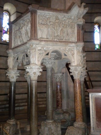 Pisa è tutta in Piazza dei Miracoli Il famosissimo pulpito di Nicola Pisano, all'interno del Battistero.  