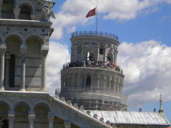 Pisa è tutta in Piazza dei Miracoli Altra foto scattata all'interno del Battistero. Si nota perfettamente la pendenza della parte sommitale della Torre, con numerosi turisti.  