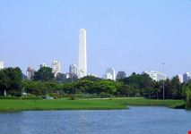 L'Oblisco si staglia sullo sfondo del Parco Ibirapuera