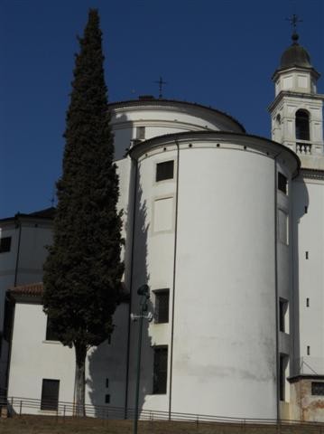 il Duomo visto dalla parte opposta alla facciata