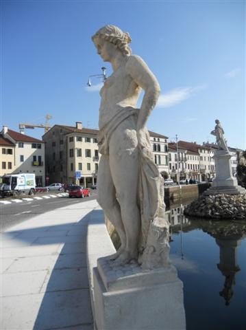Statue lungo il fossato