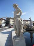 Statue lungo il fossato