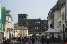 porta nigra vista dalla piazza marktplatz trier