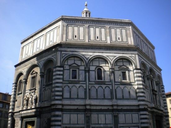 Battistero di San Giovanni  Il Battistero visto da un'altra angolazione.  