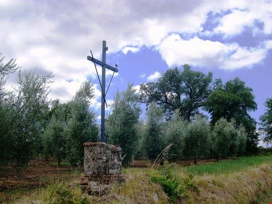  Questa croce fu lì posta a ricordo dell'incontro tra il popolo Ficullese e San Francesco proveniente dalla vicina abbazzia Benedettina di San Nicola al Monte orvietano  