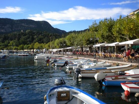  Il bellissimo lungomare di Garda, da ammirare sorseggiando un buon aperitivo al tramonto.  