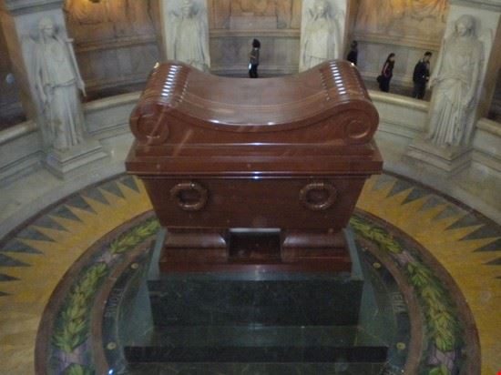 Tomba di Napoleone La tomba di Napoleone, esposta all'interno della cappella di Luigi XIV.  