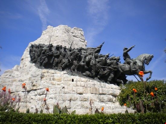  Questo monumento, situato in cima ad una lunga scalinata, commemora  la battaglia con la quale si dà inizio all'Unità d'Italia, con le truppe papaline sconfitte proprio in questa località nel 1860, dalle truppe piemontesi del Regno di Sardegna.  