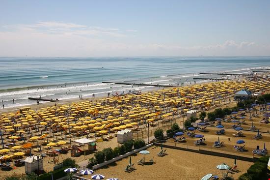 Quali sono le spiagge urbane più belle d'Italia? Sembrano tropicali ma sono a due passi dal centro città