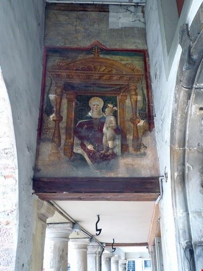  Madonna con bambino nel portico in Piazza Flaminio  