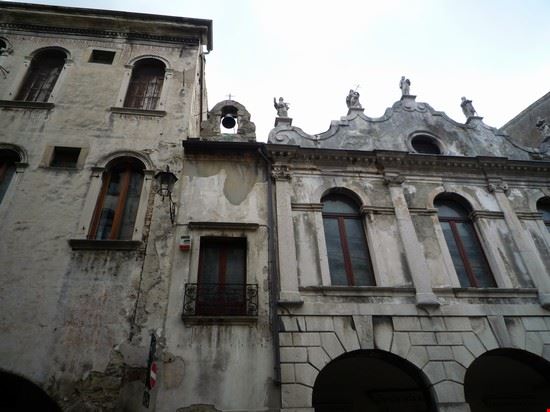  la chiesetta di S.croce adiacente al Palazzo  