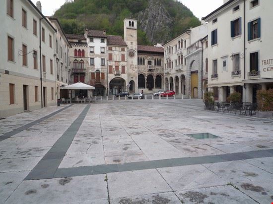  Piazza Flaminio con la Loggia della Comunità al fondo  