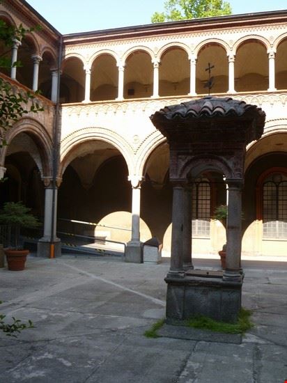  il chiostro della farmacia  