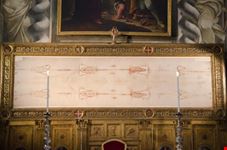 riproduzione della Sindone esposta nella Chiesa del SS.Sudario