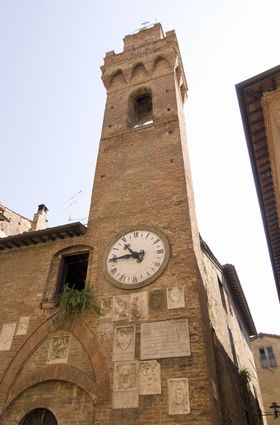 Palazzo storico con la torre dell'orologio