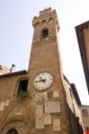 Palazzo storico con la torre dell'orologio