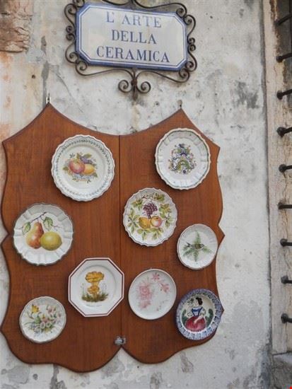  tipico negozio della ceramica  