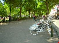 Punto di raccolta delle Stockholm City Bikes ai lati del parco