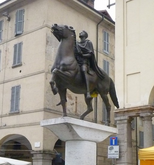 Statua equestre di fronte al Duomo