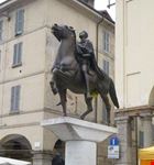 Statua equestre di fronte al Duomo