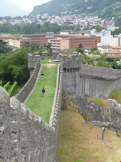  vista dal camminamento della città sottostante  