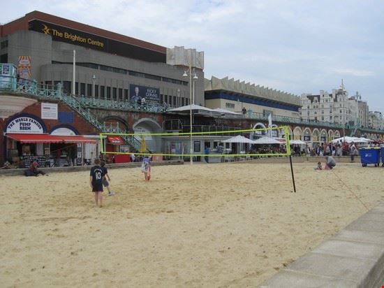  Campo da beach sul lungomare di Brighton  