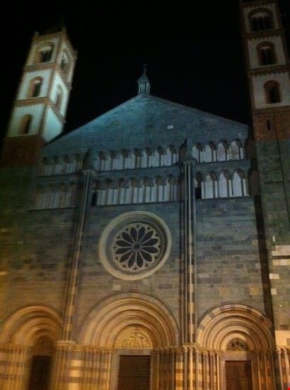  frontale della chiesa in visuale notturna  