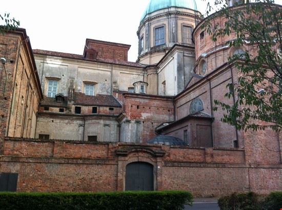  il duomo visto dal lato di corso italia in pieno giorno;si nota il tetto in coppi piemontesi  