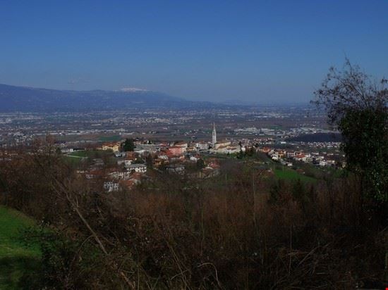  Fondato intorno all'anno 1400 da un gruppo di boscaioli tedeschi . Gode di una posizione strtegica . Si trova a metà strada tra la vallata del Leogra e la vallata dell' Agno .  