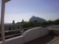 La rocca e il Cstello aragonese dal solarium di Villa Cecilia