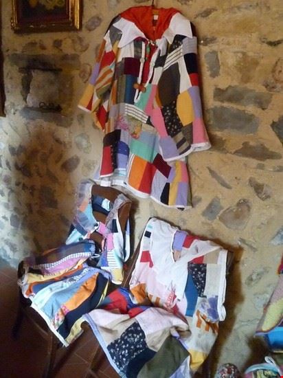  Località Oneta, casa di arlecchino, alcuni degli abiti esposti  